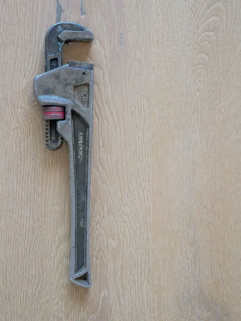 Pijptang tegen een houten achtergrond