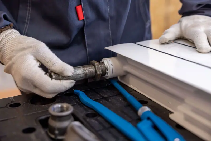 Vakman sluit met gereedschap een leiding aan