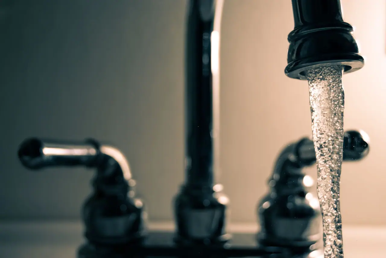 Stromend water uit een roestvrijstalen kraan