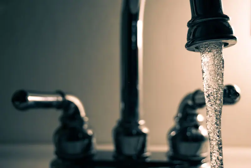 Stromend water uit een roestvrijstalen kraan
